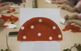 Praca plastyczna &ndash; papierowy muchomor.