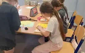 Praca tw&oacute;rcza przy stoliku.