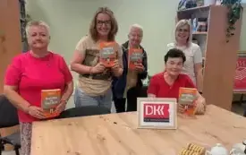 dyskutantki stoją i prezentują omawianą lekturę