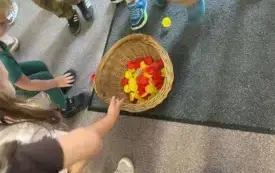 Maluchy łowiące plastikowe nakrętki imitujące rybki