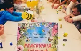 Pracownia łąkowych stworzeń z pszcz&oacute;łką na patyczku.