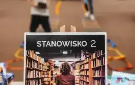 Dzieci pokonują tor przeszk&oacute;d.