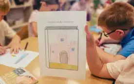 Dzieci projektują własną okładkę do książki.