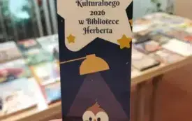 zakładka honorowego czytelnika na tle zaprezentownych zasob&oacute;w biblioteki