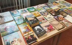 wystawka z książkami, audiobookami i fimami z zasob&oacute;w biblioteki