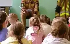 czytanie przez strażaka utworu pt. "Poznaj swoją złość Pinku!"