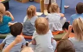 Bibliotekarka pokazuje obrazek jednego ze smerf&oacute;w i poprawia włosy. Dzieci zgadują co to za smerf. Maluchy doskonale znają odpowiedź, że jest to Laluś.