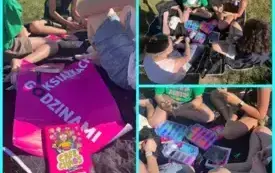 kolaż zdjęć- na trawie widoczne 4 dziewczynki robiące bransoletki