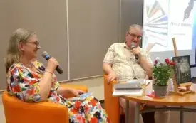 Agnieszka Kopaczyńska-Moskaluk oraz Ferdynand Głodzik przemawiają do mikrofon&oacute;w. 