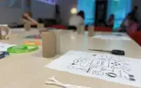 St&oacute;ł na kt&oacute;rym zostały umieszczone r&oacute;żne elementy do warsztat&oacute;w.