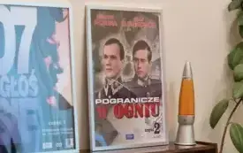 Dekoracje w stylu PRL-u, pianino, a na nim ustawione plakaty filmowe wraz z modelami aut oraz okładki film&oacute;w "Przypadek", "Podw&oacute;jne życie Weroniki" na DVD