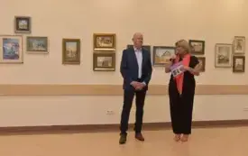 Przem&oacute;wienie podczas otwarcia wystawy &bdquo;Gorz&oacute;w - portrety miasta&rdquo;. Obok m&oacute;wczyni stoi autor wystawy, Klaudiusz Pohl.
