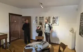Trzy osoby w gabinecie Christy Wolf rozmawiają