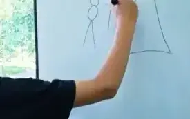tablica wraz z narysowanym przez dłoń obrazkiem.