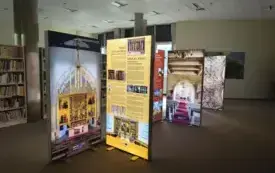 Zdjęcie przedstawia podświetlone panele wystawy &ndash; wykonano je przy zgaszonym świetle i bez żadnych os&oacute;b, więc wyraźnie widać przedstawione na nich m.in. ołtarz i sklepienie kościoła oraz tekst.