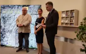 Patrząc od lewej strony zdjęcie przedstawia stojących dyrektora Biblioteki Herberta, panią kurator oraz dyrektora muzeum Viadrina.