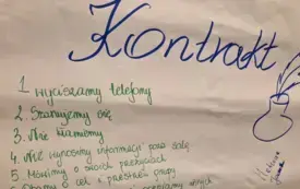 Kartka z napisem Kontrakt z wymienionymi punktami.