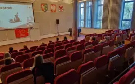 Sala biblioteki Herberta w jasnym świetle, widoczne fotele z uczestnikami.