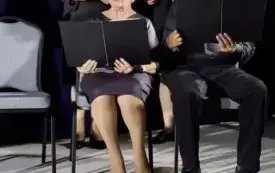 Czworo artyst&oacute;w występujących na scenie, sfotografowanych z bliska z perspektywy widowni.