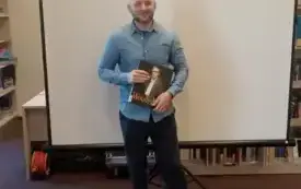 Prowadzący spotkanie Bibliotecznego Klubu Filmowego.