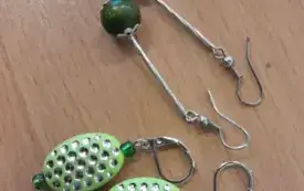 ekspozycja dw&oacute;ch par kolczyk&oacute;w w tonacjach zielonych