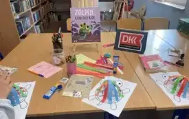 Praca tw&oacute;rcza przy stoliku.