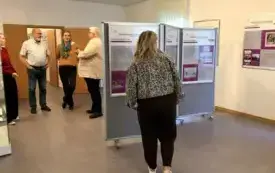 wystawa i zwiedzający