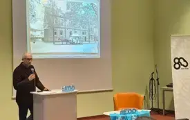 Zdjęcie przedstawia tę samą sytuację, tylko wykonano je w zbliżeniu na prelegenta i lekko z prawego profilu