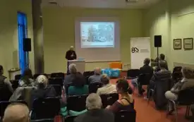 Zdjęcie przedstawia Roberta Piotrowskiego wygłaszającego referat. Wykonano je dokładnie jak samo jak w przypadku poprzedniego prelegenta.