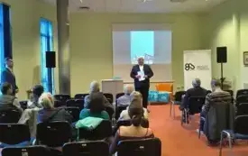 Zdjęcie przedstawia tę samą sytuację, tylko z innej perspektywy. Wcześniej Dyrektor został uchwycony z profilu, a tutaj od przodu i znajduje się w centrum zdjęcia.