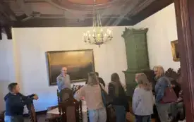 Bibliotekarz opowiada grupie dzieci o historii willi Lehmanna.