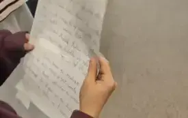 Uczeń trzyma w ręce dłuższy tekst legendy