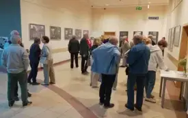 Publiczność zwiedza wystawę