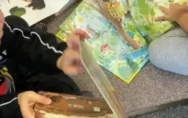 Przedszkolaki przeglądają książki