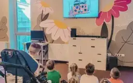 Dzieci oglądają film edukacyjny &bdquo;Jak powstaje książka&rdquo;. 