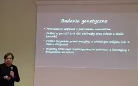 To zdjęcie r&oacute;wnież przedstawia prelegenta w zbliżeniu, slajd prezentacji jest inny &ndash; m&oacute;wi o badaniach genetycznych