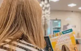 Książka &bdquo;Niesforne ziarenko idzie do biblioteki&rdquo;.