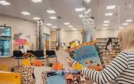 Bibliotekarka czyta dzieciom książkę pod tytułem &bdquo;Za nic w świecie nie odlecę&rdquo;. 