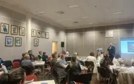 Publiczność zgromadzona w sali. Z tyłu Dyrektor WiMBP oraz Agnieszka Kopaczyńska-Moskaluk