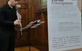 z lewej strony Jan Wasij w trakcie występu, z prawej rollup z informacjami o Klempererze