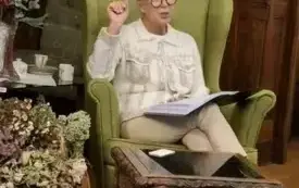 Siedząca na fotelu prof. Czabańska-Rosada w trakcie wykładu