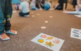 Maluszki dopasowują liście do cieni.