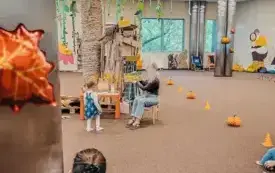 Bibliotekarka czyta dzieciom książkę.
