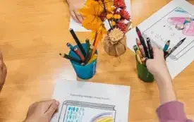 Przedszkolaki projektują własne okładki.