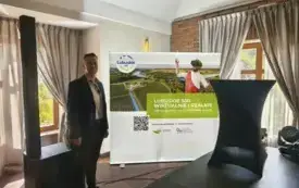 Kierownik Działu Zbior&oacute;w Regionalnych Grzegorz Urbanek stojący na tle baneru reklamowego Lubuskie 360
