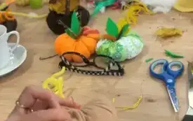 formowanie wypukłości na dyni za pomocą igły i nitki.