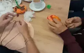 wycinanie dekoracji z materiału w kształcie koła.