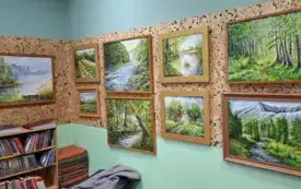 Na dw&oacute;ch ścianach powieszonych jest 9 obraz&oacute;w przedstawiających r&oacute;żne pejzaże. Wszystkie są w zielonej tonacji i ukazują wiosnę i lato.