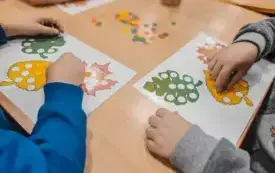 Dzieci dopasowują k&oacute;łeczka do kolor&oacute;w na listkach. 