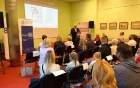 Dyrektor Biblioteki przemawia do uczestnik&oacute;w spotkania autorskiego.